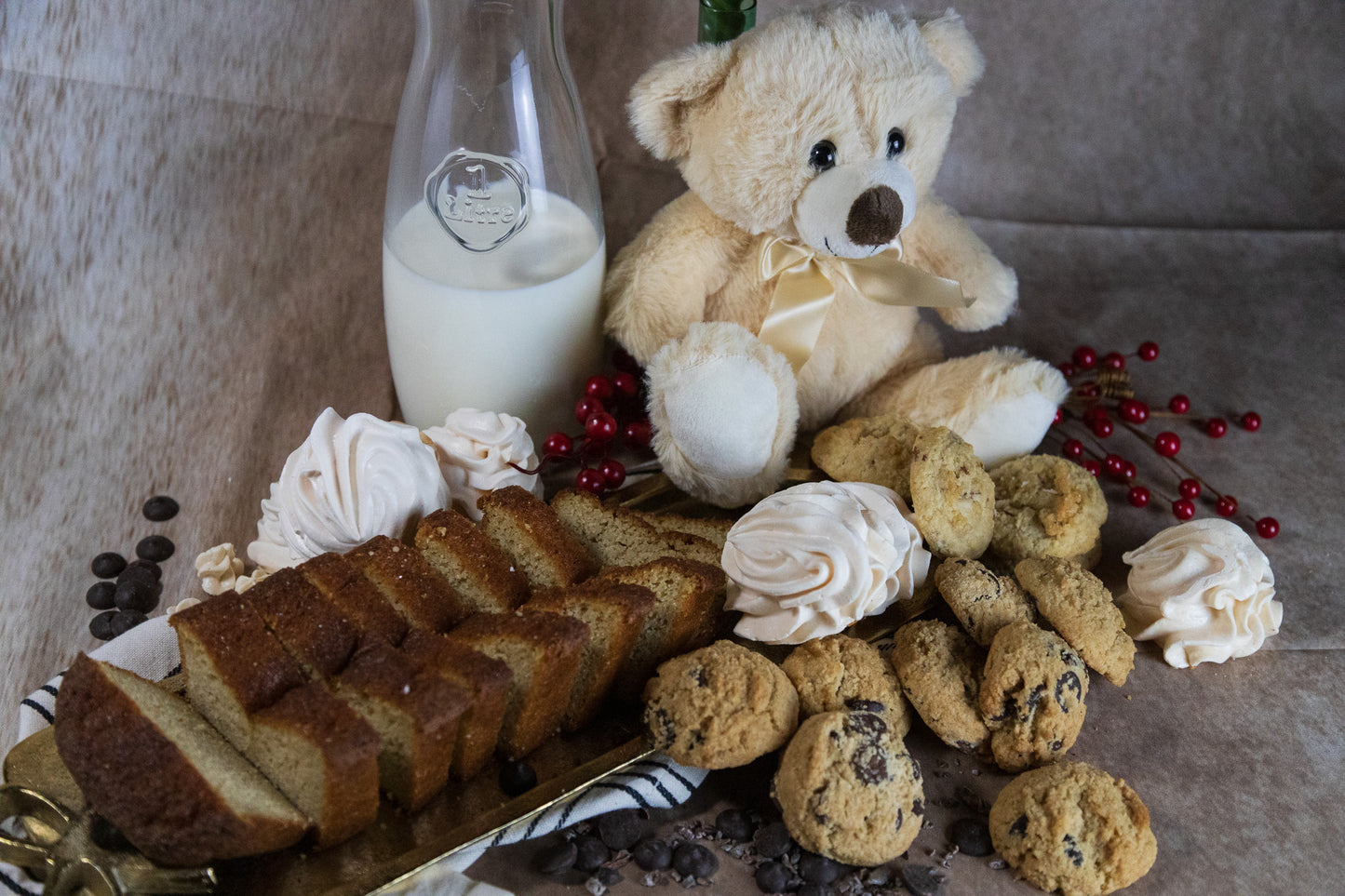 M Combo Gift Box – Cookies, Meringues, Cake & Cuddles (#203)